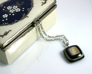 Kuferki i szkatułki a bezpieczne i wygodne przechowywanie biżuterii