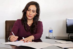 Jak ubierać się do pracy, żeby wyglądać profesjonalnie? Dress code dla kobiet.